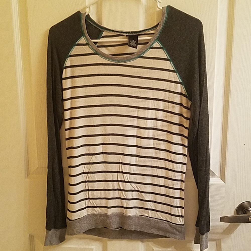 Long sleeve white, grey and blue rue 21 top